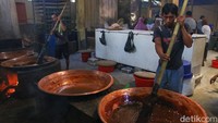 Di sebuah pabrik dodol dan kue keranjang di Kota Tangerang, para pekerja tampak sibuk menyusun dan memproduksi kue keranjang sejak pagi.