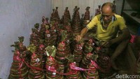 Kue keranjang terbuat dari tepung ketan dan gula, dengan tekstur lengket dan rasa manis. Secara filosofis, kue ini melambangkan kemakmuran, keberuntungan, serta harapan akan peningkatan rezeki dan kedudukan yang lebih baik di tahun yang baru.