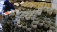 Nama kue keranjang sendiri berasal dari proses pembuatannya yang menggunakan cetakan berbentuk keranjang bambu kecil.