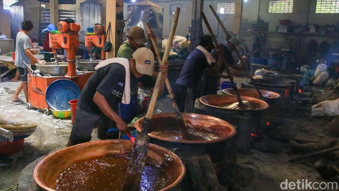 Permintaan kue keranjang menjelang perayaan Tahun Baru Imlek 2577 mengalami lonjakan signifikan. Di sejumlah sentra produksi, panganan khas Imlek tersebut bahkan menjadi rebutan karena pesanan meningkat hingga dua kali lipat dibandingkan hari biasa.hingga dua kali lipat sebanyak 2 ton adonan sementara hari biasa hanya menghabiskan adonan 1 ton