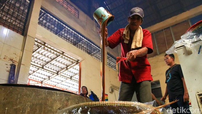 Permintaan kue keranjang menjelang perayaan Tahun Baru Imlek 2577 mengalami lonjakan signifikan. Di sejumlah sentra produksi, panganan khas Imlek tersebut bahkan menjadi rebutan karena pesanan meningkat hingga dua kali lipat dibandingkan hari biasa.hingga dua kali lipat sebanyak 2 ton adonan sementara hari biasa hanya menghabiskan adonan 1 ton