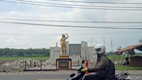 Selain museum, lanjut Eko, saat ini juga sedang dikerjakan pembangunan dan pelebaran kawasan Monumen Perjuangan Marsinah, yang berlokasi di tepi Jalan Raya Surabaya-Solo, Desa Nglundo.