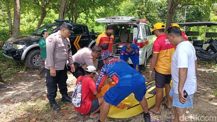 Proses evakuasi WN China yang diduga tenggelam di Pantai Canna, Kamis (12/2/2026).