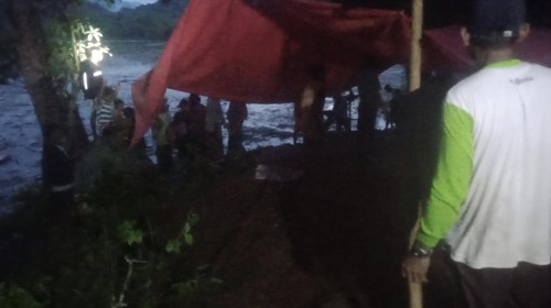 Proses pencarian pria lansia yang hilang terseret arus di Desa Hidirasa, Kecamatan Lambu, Kabupaten Bima, NTB, Kamis (12/2/2026). (Foto: Dok. BPBD Bima)