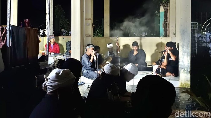 Prosesi ruwatan Sunda di Balong Cigugur Kuningan.