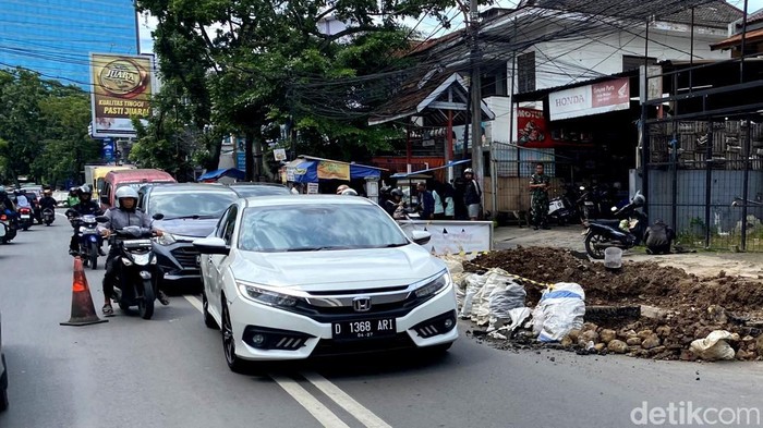 Proyek galian kabel di Jalan Gatsu Bandung