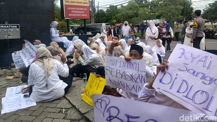 Puluhan santri datangi Kejari Gresik protes penetapan tersangka korupsi dana hibah 3 pengurus ponpes mereka.