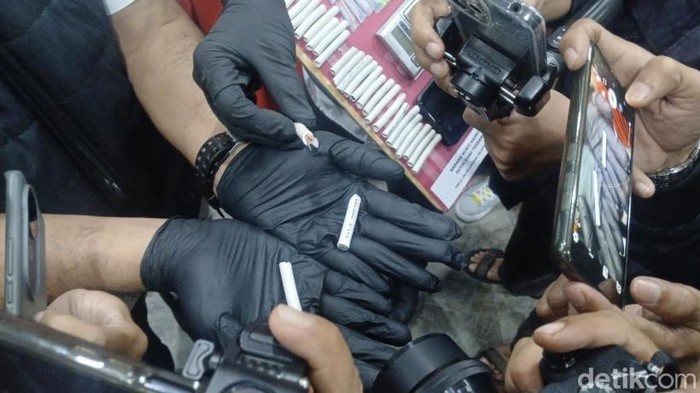 Sabu yang dimasukkan ke dalam kabel potong