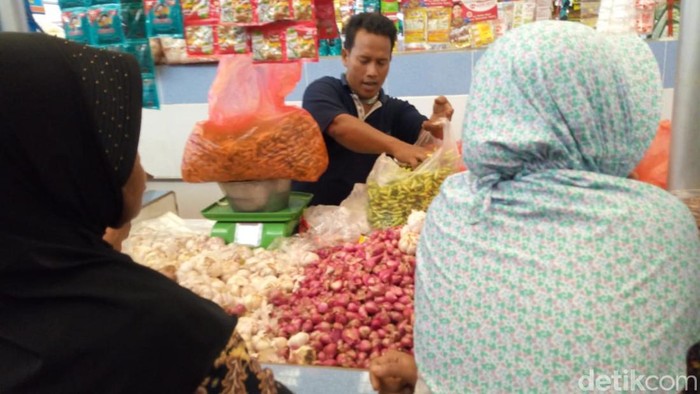 Salah satu kios di Pasar Legi Ponorogo.