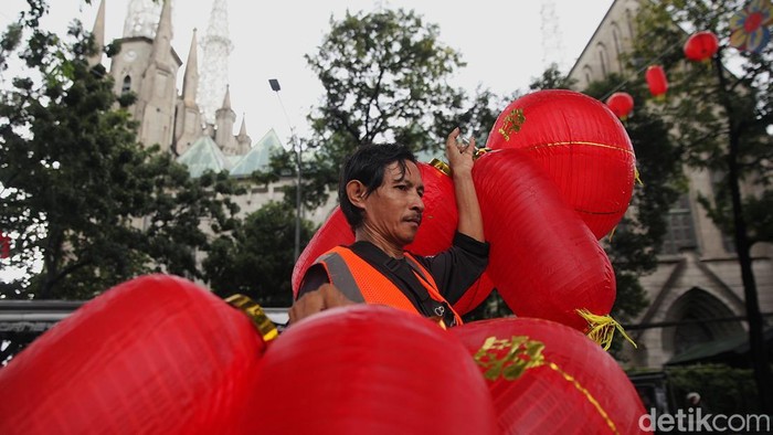 Sejumlah pekerja memasang ornamen Imlek berupa lampion dan hiasan berbentuk kuda yang melambangkan Tahun Kuda Api, Jumat (13/2/2026).