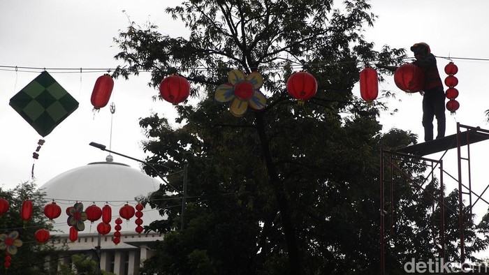 Sejumlah pekerja memasang ornamen Imlek berupa lampion dan hiasan berbentuk kuda yang melambangkan Tahun Kuda Api, Jumat (13/2/2026).