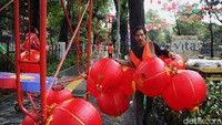 Dekorasi tersebut dipasang untuk menambah kemeriahan sekaligus menyambut perayaan Imlek 2026.  