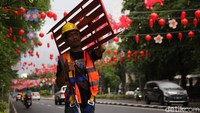 Menjelang perayaan, berbagai sudut Ibu Kota mulai dihiasi ornamen khas bernuansa merah.  