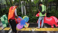 Kehadiran dekorasi tersebut menciptakan suasana perayaan yang kian terasa bagi masyarakat.  