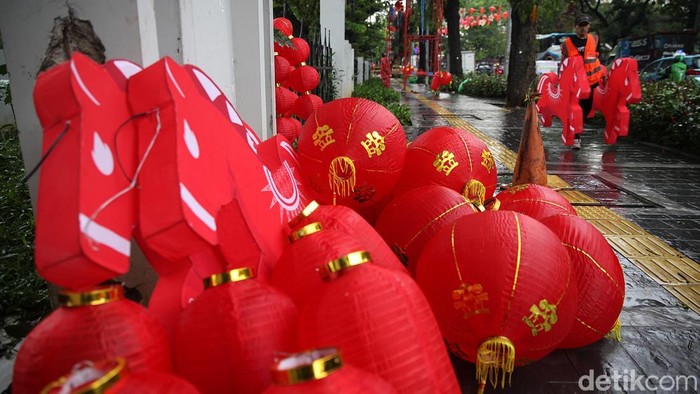 Sejumlah pekerja memasang ornamen Imlek berupa lampion dan hiasan berbentuk kuda yang melambangkan Tahun Kuda Api, Jumat (13/2/2026).