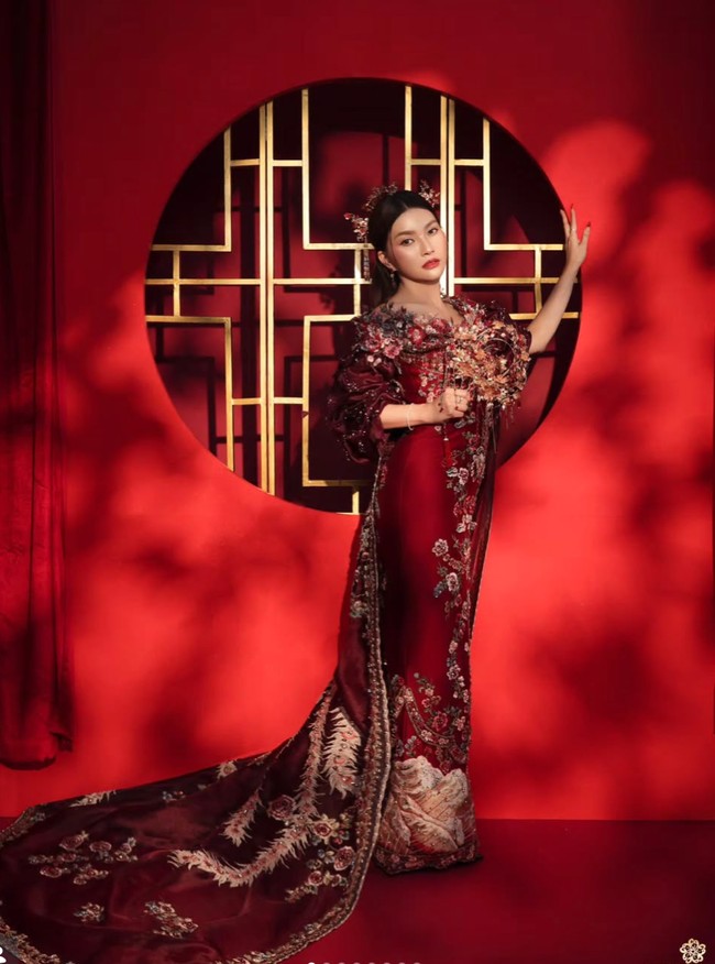 Penampilan Sarwendah di pemotretan tema Imlek ini sukses bikin terpukau. Ia tampil total dengan busana serba merah khas Tionghoa. Foto: Instagram/@sarwendah29
