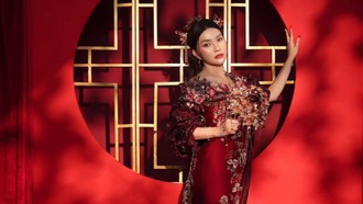 7 Foto Sarwendah Pemotretan Imlek 2026, Tampil Anggun Serba Merah