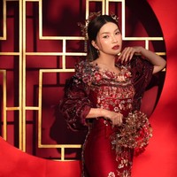 Sarwendah mengenakan gaun panjang warna merah marun dengan potongan klasik. Bagian atasnya dihiasi bordir bunga, manik-manik, dan payet berkilau. Area bahu hingga dada dipenuhi aplikasi bunga 3D dan kristal, membuat tekstur busana tampak hidup. Foto: Instagram/@sarwendah29