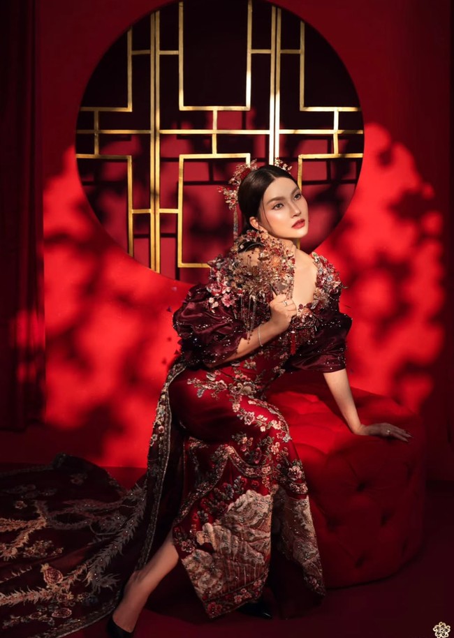 Gaun dibuat fitted mengikuti bentuk tubuh, lalu memanjang dengan train/ekor panjang menjuntai ke belakang. Potongan ini membuat posturnya terlihat lebih tinggi, anggun, dan bak artis dracin. Foto: Instagram/@sarwendah29