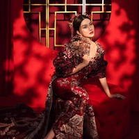 Gaun dibuat fitted mengikuti bentuk tubuh, lalu memanjang dengan train/ekor panjang menjuntai ke belakang. Potongan ini membuat posturnya terlihat lebih tinggi, anggun, dan bak artis dracin. Foto: Instagram/@sarwendah29