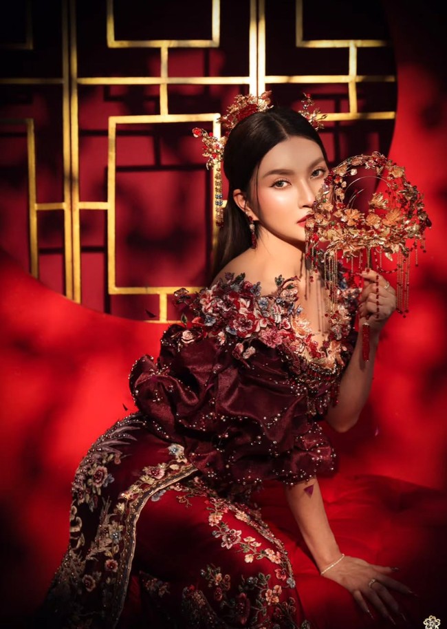 Di bagian kepala, Sarwendah memakai aksesori rambut emas dengan ornamen bunga dan detail gantungan kecil. Hiasan ini memberi sentuhan tradisional ala Tiongkok yang kuat, sekaligus membuat tampilannya terlihat megah dan berkelas. Foto: Instagram/@sarwendah29