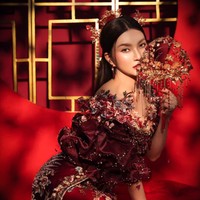 Di bagian kepala, Sarwendah memakai aksesori rambut emas dengan ornamen bunga dan detail gantungan kecil. Hiasan ini memberi sentuhan tradisional ala Tiongkok yang kuat, sekaligus membuat tampilannya terlihat megah dan berkelas. Foto: Instagram/@sarwendah29