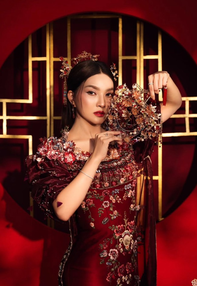 Rambutnya ditata sleek dengan belahan tengah. Mantan istri Ruben Onsu itu juga membawa kipas yang senada dengan busana serta aksesori kepala yang dikenakan. Foto: Instagram/@sarwendah29