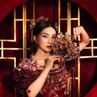 Rambutnya ditata sleek dengan belahan tengah. Mantan istri Ruben Onsu itu juga membawa kipas yang senada dengan busana serta aksesori kepala yang dikenakan. Foto: Instagram/@sarwendah29