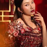 Riasannya terlihat glowing dan flawless. Mata diberi eyeliner tipis agar semakin tegas. Yang paling mencuri perhatian tentu lipstik merah bold, selaras dengan tema Imlek dan busananya. Foto: Instagram/@sarwendah29