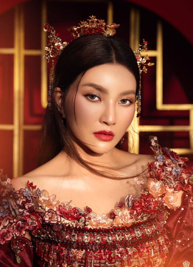 Tampil totalitas, wanita 36 tahun itu sukses bikin terpana. Sarwendah sendiri memang diketahui memiliki darah keturunan Tionghoa dari kedua orangtuanya, tak heran jika dirinya sangat cocok mengenakan busana khas Tionghoa tersebut. Foto: Instagram/@sarwendah29