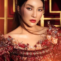 Tampil totalitas, wanita 36 tahun itu sukses bikin terpana. Sarwendah sendiri memang diketahui memiliki darah keturunan Tionghoa dari kedua orangtuanya, tak heran jika dirinya sangat cocok mengenakan busana khas Tionghoa tersebut. Foto: Instagram/@sarwendah29