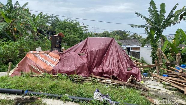 Satu rumah warga roboh terkena tanah gerak di Kampung Sekip, Kelurahan Jangli, Tembalang, Kota Semarang, Jumat (13/2/2026).