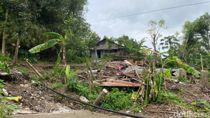 1 rumah warga roboh imbas tanah gerak di Kampung Sekip, Kelurahan Jangli, Kota Semarang, Jumat (13/2/2026). Kini pemiliknya mengungsi di musala.

