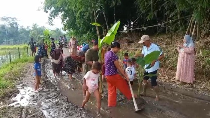 Sejumlah warga Kampung Parung, Desa Intenjaya, Kacamata Cimarga, Kabupaten Lebak, Banten, menggelar aksi protes jalan rusak. (dok. ist)