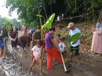 Protes Jalan Rusak, Warga Lebak Tanam Pohon di Tengah Jalan