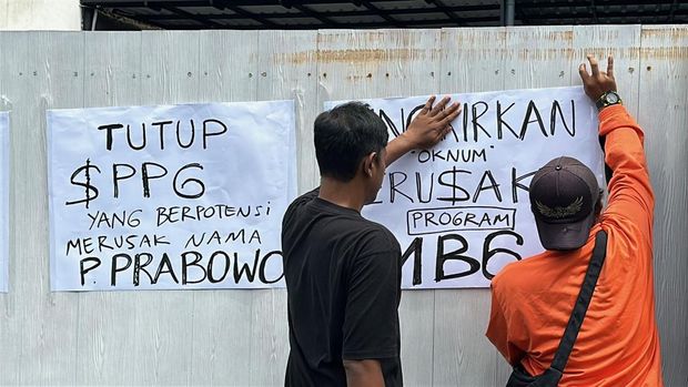 Sejumlah warga tergabung dalam salah satu aliansi mendatangi lokasi dapur SPBB di Kota Kediri. Sejumlah warga tergabung dalam salah satu aliansi mendatangi lokasi dapur SPBB di Kota Kediri.