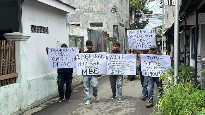 Sejumlah warga tergabung dalam salah satu aliansi mendatangi lokasi dapur SPBB di Kota Kediri.