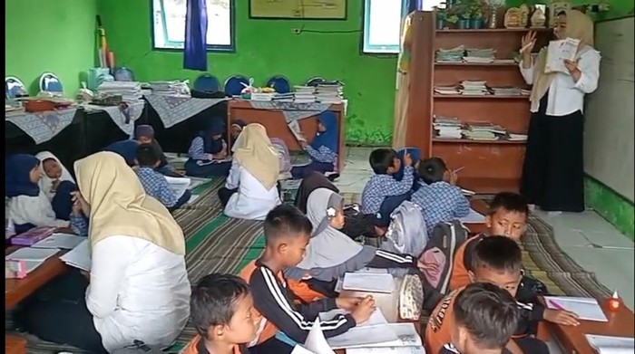 Siswa SDN Margantoko 1 Kecamatan Jrengik,m Sampang belajar lesehan di ruang perpus