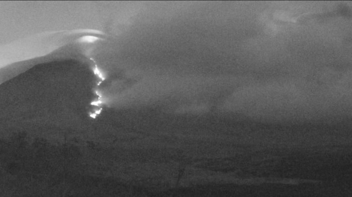 Gunung Semeru Melelehkan Malam! Sembur Awan Panas 4 Km, Erupsi 2 Kali Malam Ini