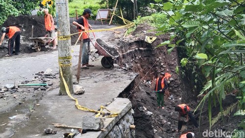 Senderan jalan di perbatasan Banjar Jadi Desa dengan Banjar Pemenang yang masuk wilayah Desa Banjar Anyar, Kecamatan Kediri, Tabanan jebol karena tergerus air.