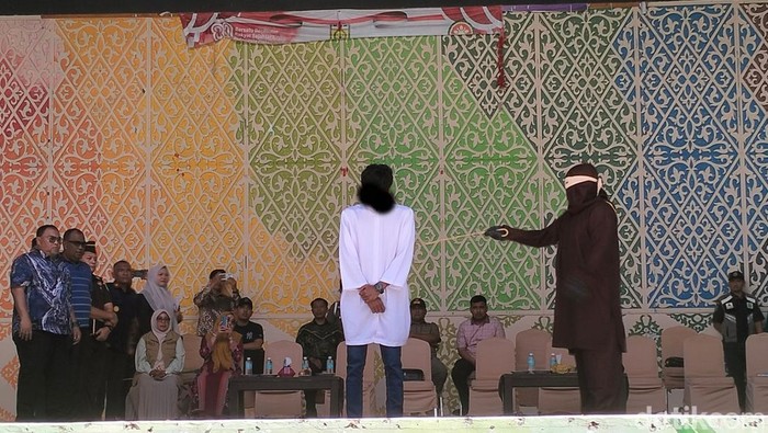 Seorang pria muda di Aceh, MB (20), dicambuk 24 kali usai digerebek warga tengah bersama PSK wanita. (Agus Setyadi/detikSumut)