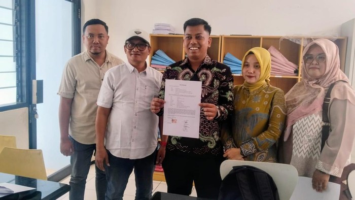 Serah terima pelunasan hadiah Mobil Brio dalam rangka jalan sehat HUT ke-80 RI di Kabupaten Banyumas, Jumat (13/2/2026).
