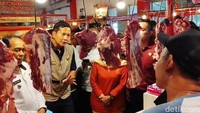 Wapres juga mendorong pemerintah daerah memperluas penerima subsidi bagi pedagang untuk membantu menekan laju harga komoditas pokok di pasar tersebut. ANTARA FOTO/Fikri Yusuf