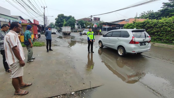 Siswi SMA inisial CRA (18) terjatuh dari sepeda motornya kemudian terlindas truk molen di Kabupaten Tangerang. (dok. ist)
