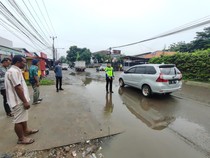 Pemotor Siswi SMA di Tangerang Tewas Terlindas Truk gegara Jalan Berlubang
