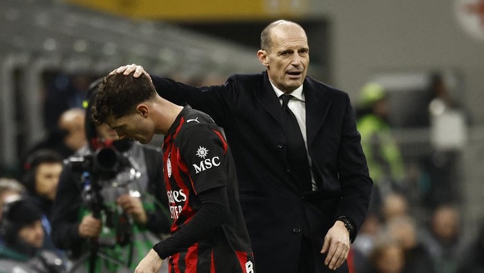 Soccer Football - Serie A - AC Milan v Lecce - San Siro, Milan, Italy - January 18, 2026 AC Milan coach Massimiliano Allegri reacts with Christian Pulisic after he was substituted REUTERS/Alessandro Garofalo