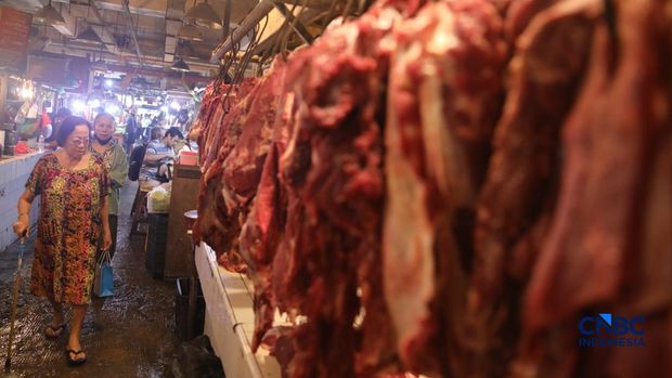 Suasana aktivitas penjualan daging sapi di Pasar Senen, Jakarta, Jumat (13/2/2026). (CNBC Indonesia/Faisal Rahman)