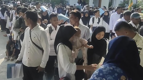Suasana ASN PPPK paruh waktu mengambil SK pengangkatan di kantor BKD dan Litbang Kabupaten Bima, NTB, pada Jumat, (13/2/2026). (Istimewa)