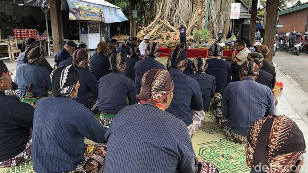 Sugengan Pohon Beringin Kotagede Abdi Dalem gelar Sugengan di kompleks Masjid Gede Mataram, Jumat (13/2/2026).