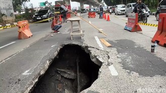 Awas! Ada Lubang Besar Menganga di Jalan Sholeh Iskandar Bogor